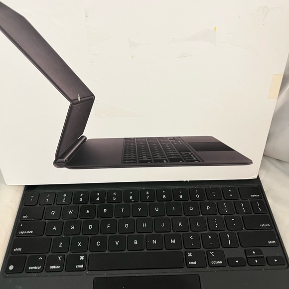 Apple GEN6 (2023) Black Magic Keyboard. Perfect condition, hardly used. $250 - Picture 4 of 12